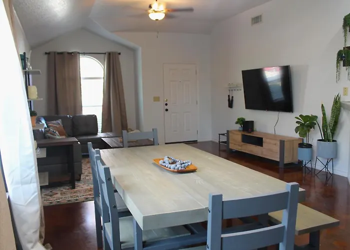 Apartment Setting The Right Vibes. *